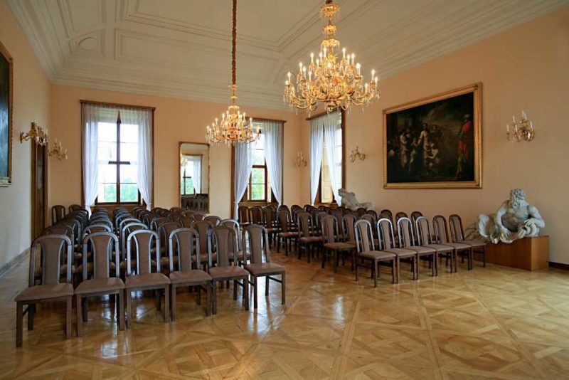https://www.zamek-slavkov.cz/wp-content/uploads/Divadelni-sal1.jpg