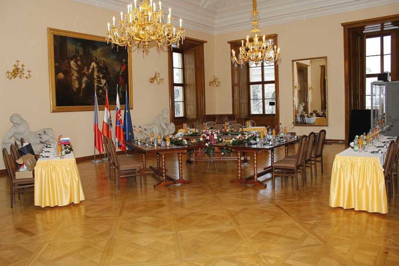 https://www.zamek-slavkov.cz/wp-content/uploads/Divadelni-sal3.jpg