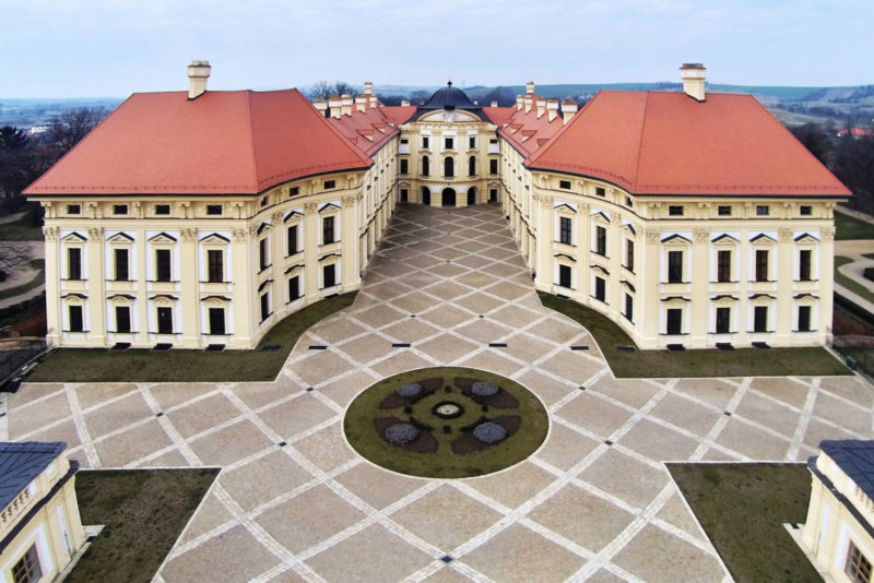 https://www.zamek-slavkov.cz/wp-content/uploads/Nadvori-1.jpg