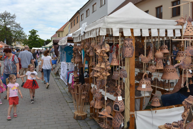 https://www.zamek-slavkov.cz/wp-content/uploads/jarmark-04.jpg