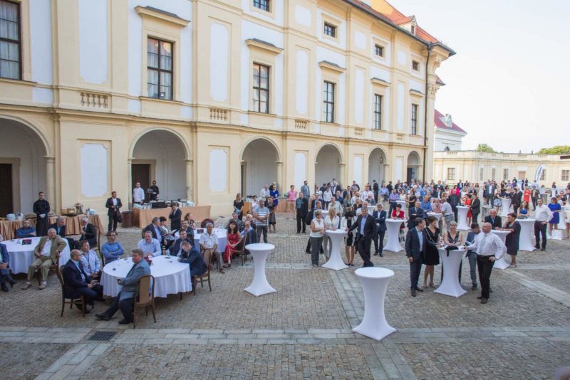 https://www.zamek-slavkov.cz/wp-content/uploads/nadvori7.jpg